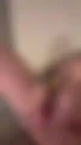 Juego con dildo en primer plano.
