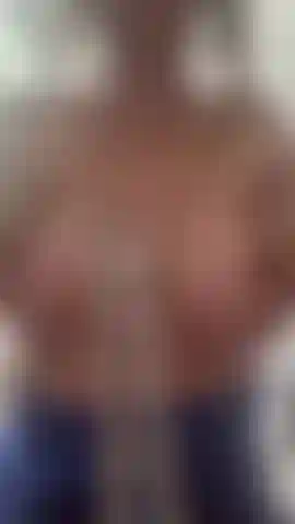 Paja con tetas usando un dildo.