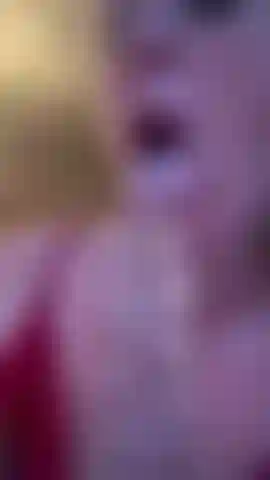 Chupando el dildo…disculpa la saliva.