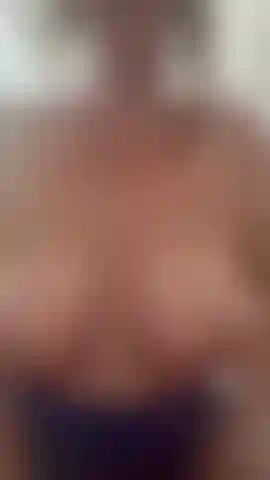 Juego con tetas y dildo en el coño.