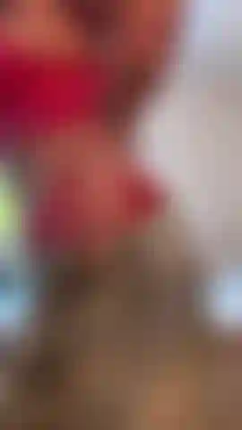Striptease, juego con dildo y corrida.