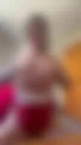 Mírame montar mi gran dildo con fuerza, chicos.