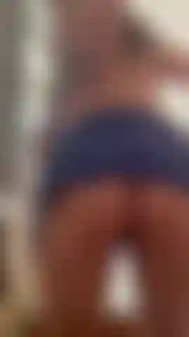 Vapear y cabalgar un dildo.