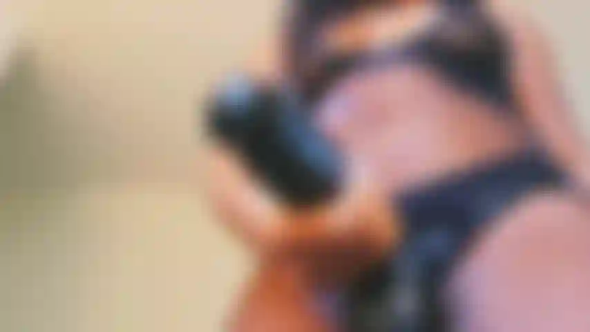 Acariciando mi gran polla negra en una malla transparente.