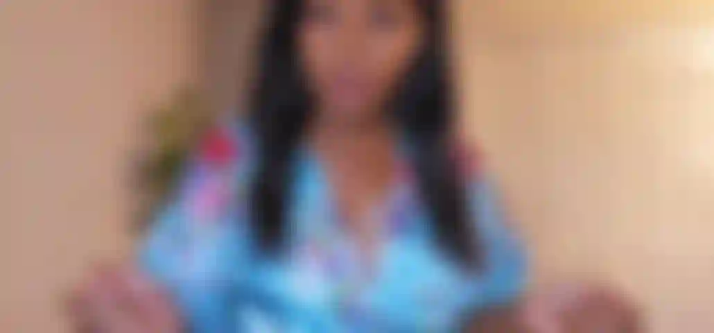 Madrastra escupe degradación.