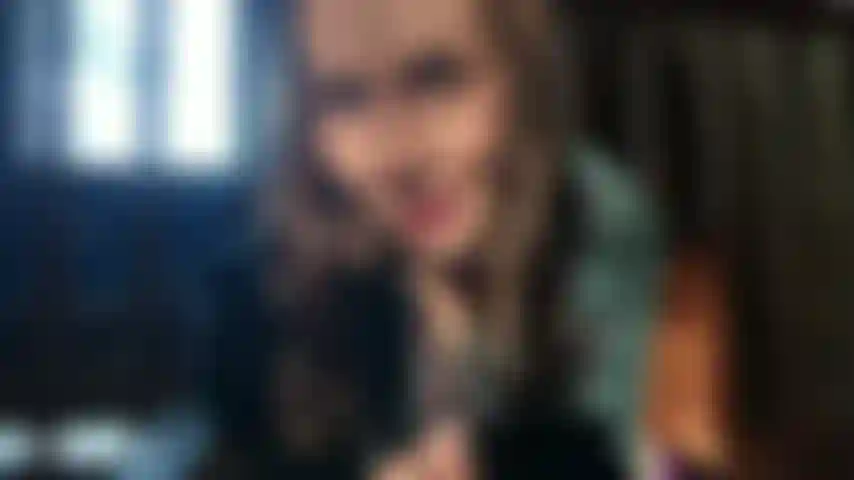 Escabulléndome rápidamente en la cabaña mientras mi compañía estaba fuera! Cojo los últimos rayos de sol en el desván y me pongo extra mojada y cremosa.