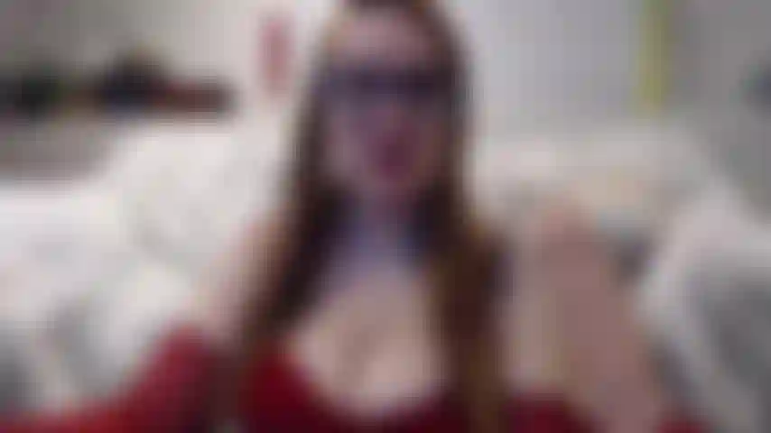 Mamada con consolador con guantes rojos.