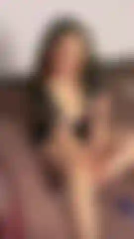 Bromista sexy, me siento un poco caliente y cachonda... Comparte tus pensamientos conmigo.