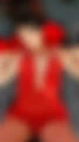 Provocándote con mi cuerpo cachondo y mis labios rojos ardientes.