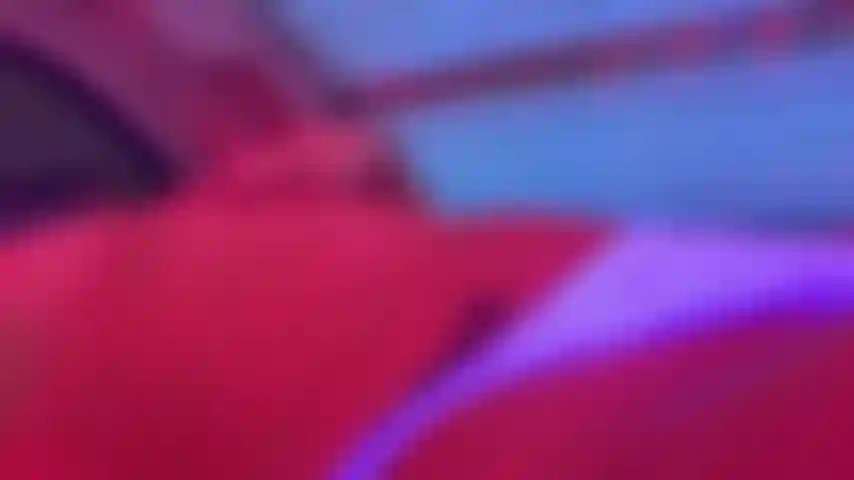 Bajo el pecho, tetas, pubis, tanga y marcas de bronceado ;) una pequeña película traviesa en el solarium.