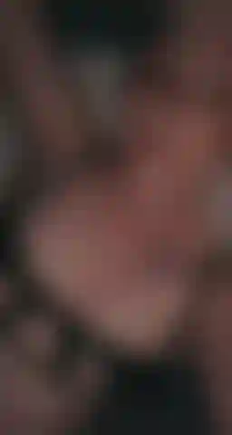 Acostada en la cama, esperándote ;).