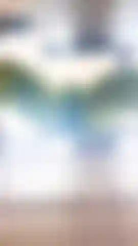 En cuclillas frente a tu cara... Detecta la mancha húmeda;).