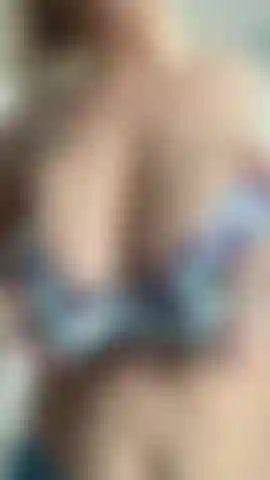 Apretando mis grandes tetas con sujetador de encaje azul.
