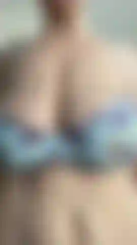 Grandes tetas rebotando con un sujetador de encaje azul.