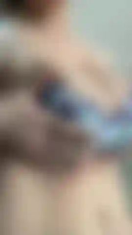 Apretón de tetas grandes con sujetador de encaje azul.