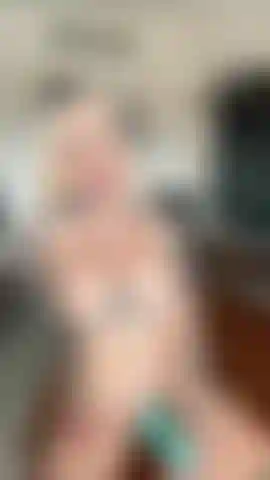 Hablo contigo y juego con juguetes en múltiples posiciones