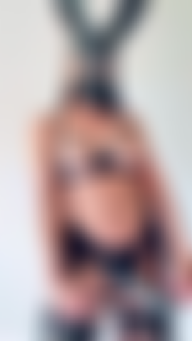 Obedezco a la señora con una máscara de conejito y una grapa.