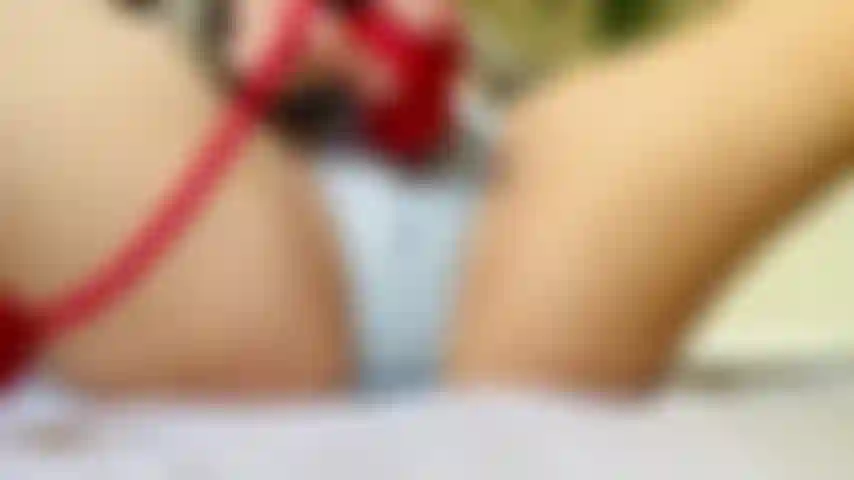 Chorreando a través de mis bragas con mi vibrador.