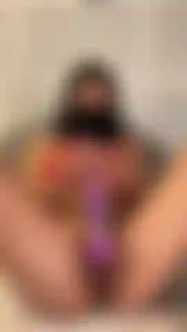 Uso un vibrador hasta que me corro.