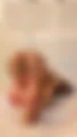 Paja con los pies en posición de perrito sobre un consolador.