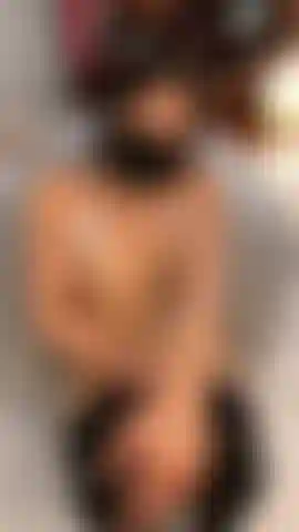 Frotando mi coño hasta correrme.