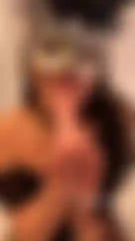 Mamada descuidada sobre consolador con máscara nueva!