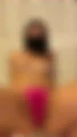 Bragas mojadas y frotando clítoris.