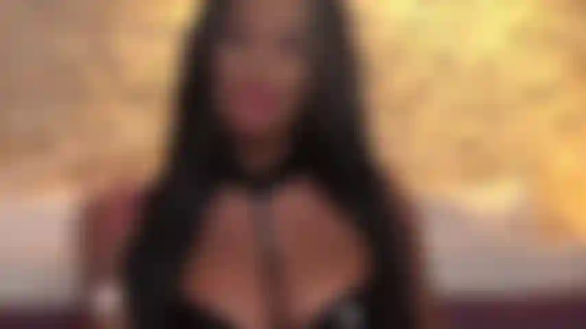Las palabras no hacen falta cuando mi belleza va acompañada de un espeso humo. Mira mis ojos detrás del humo turbio y siéntelo en tus fosas nasales mientras lo soplo hacia ti desde entre mis labios carnosos!