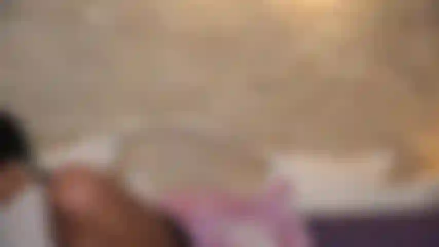 Provocando tu polla palpitante con mis pezones puntiagudos debajo de mi camisa blanca mojada hasta un orgasmo volcánico en mis enormes pechos.