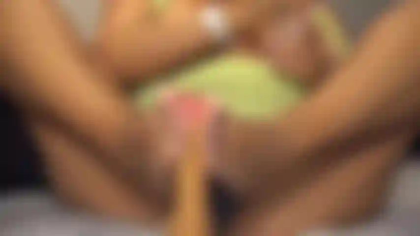 Ordeñando tu polla con los pies descalzos.