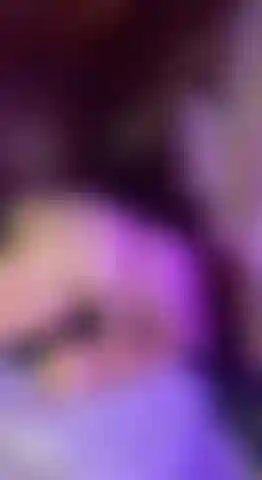 Culo aceitado montando consolador.