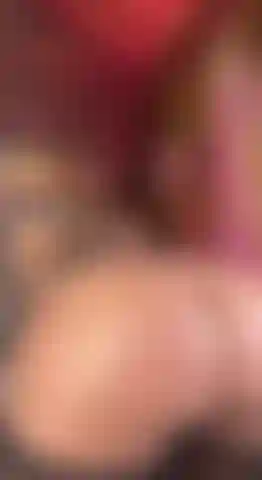 Pequeña esposa caliente viene y se corre sobre una gran polla negra.