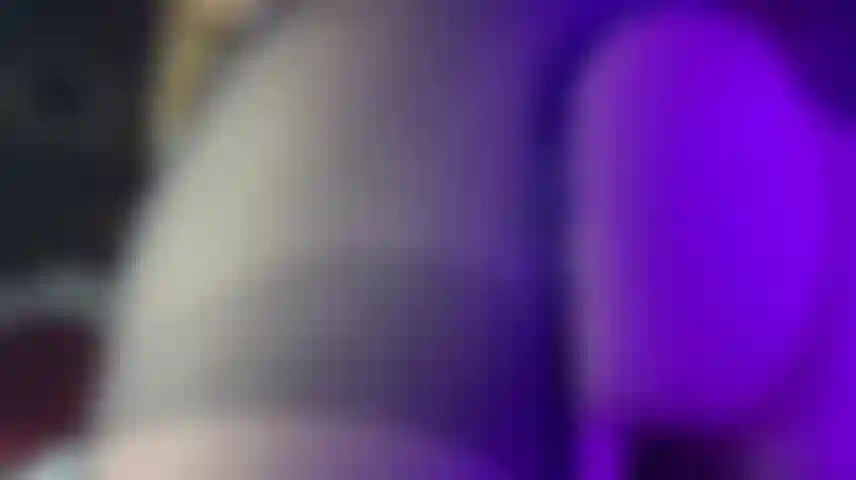 Montando twerk sobre consolador.