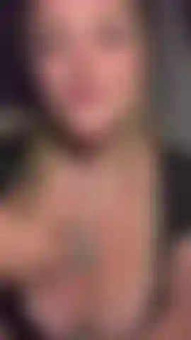 Sucia sirvienta juega con sus grandes tetas para ti !!