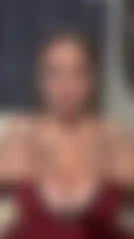 Mírame escupir y jugar con mis enormes tetas.