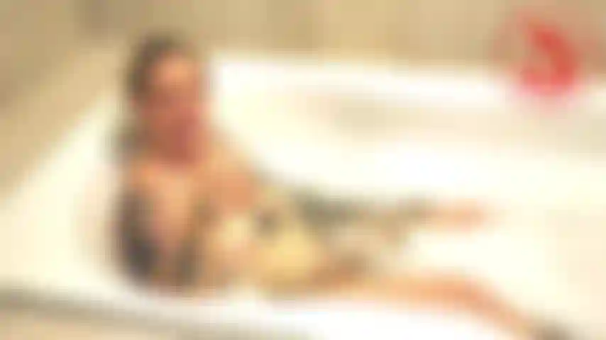 Resbaladiza cuando está mojada: traviesa diversión en el baño para hacerte explotar.