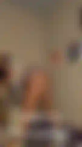 Baile de silla con palmas de culo.