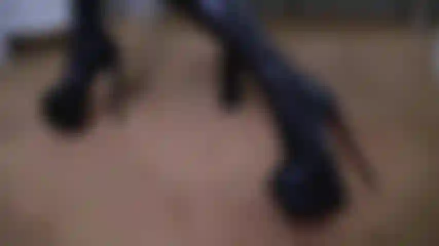 Tráeme tus deseos y sumisión. Ven a jugar en la oscuridad de mi sombra. Mi poder se extiende desde lo sensual hasta el borde.