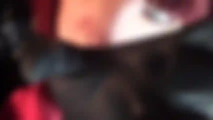 La ama te estrangula hasta quitarte la vida; parece malvada y sus manos enguantadas de cuero están firmemente envueltas alrededor de tu cuello, tu boca se abre, jadeando, luchando por respirar, ella te alimenta con su saliva.