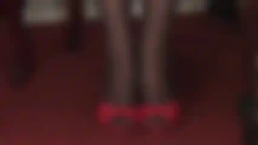 Seducción por los tacones altos y las medias: sandalias de tacón alto rojas sexys y medias negras con costura y estampado floral son pura seducción.