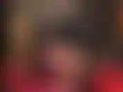 Mira qué brillo tan increíble... Ama, me pongo medias doradas y brillantes para seducirte. Fetichista de pies, adoración del trasero, piernas de nailon.