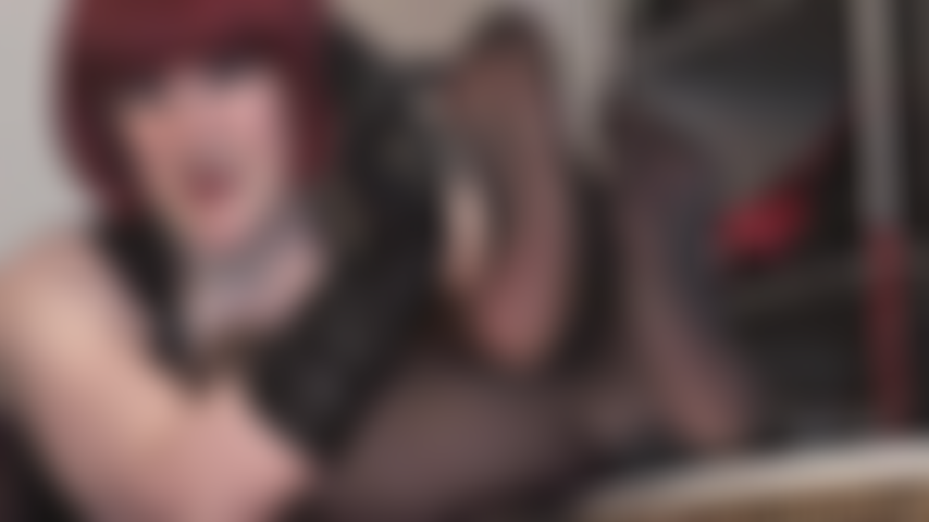 Mis pies, con medias negras reforzadas, le dan al lacayo una mamada de nailon. Después de adorar cada centímetro de ellos con la lengua, la ama vivian usa sus pies para ordeñar tu polla de esclavo sobre tus bonitos dedos.