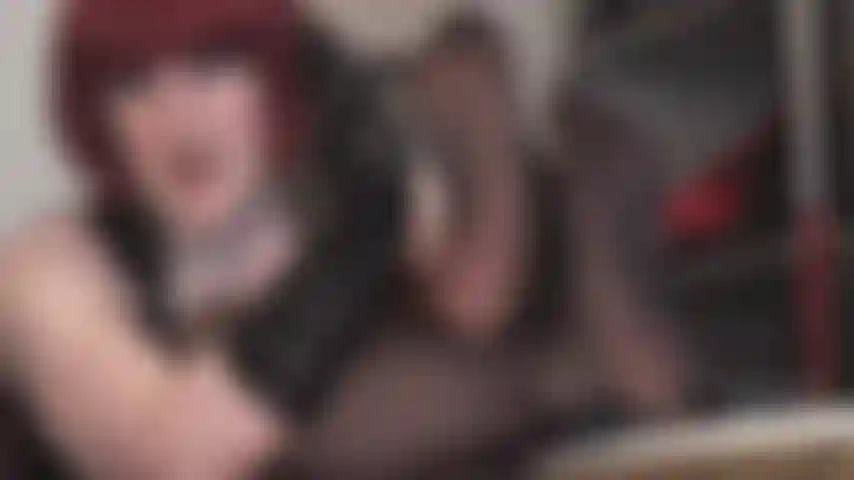 Mis pies, con medias negras reforzadas, le dan al lacayo una mamada de nailon. Después de adorar cada centímetro de ellos con la lengua, la ama vivian usa sus pies para ordeñar tu polla de esclavo sobre tus bonitos dedos.