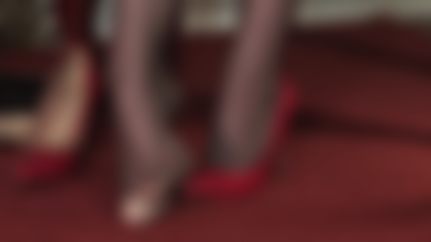 Dulce tortura de pollas con pies en pantimedias y tacones: tu polla de esclava merece ser pateada y aplastada.