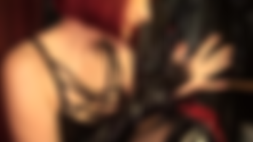 Fetiche por los guantes de pvc - la amante se burla con estos guantes de vinilo negro brillante y caliente.