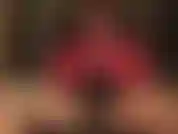 Ven a sentarte en mi polla. Siente cómo te penetro lentamente, cada vez más profundo, mientras me agarras y me tocas los muslos de seda.