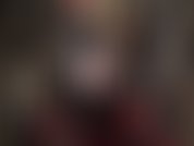 Tu amante, vestida con un traje fetichista negro brillante y caliente con botas altas, te clava el culo y folla la polla de tu esclava con sus tacones de aguja de metal.