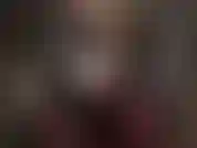 Tu amante, vestida con un traje fetichista negro brillante y caliente con botas altas, te clava el culo y folla la polla de tu esclava con sus tacones de aguja de metal.