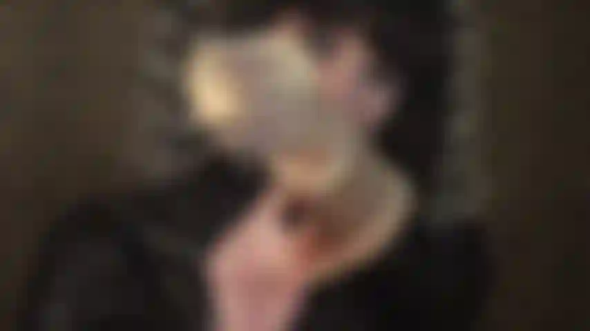 Tu deseo es sentir estos guantes dorados de satén suave y sedoso sobre ti. Las manos enguantadas de mi ama envuelven tu pene de esclavo y se deslizan dentro de tu ano para estimular tu próstata.