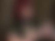 Fetichista de guantes de látex, cambiando de guantes cortos de goma negros a largos rojos.